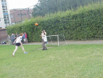 Tom in actie in voetbalwedstrijd tegen leerlingen